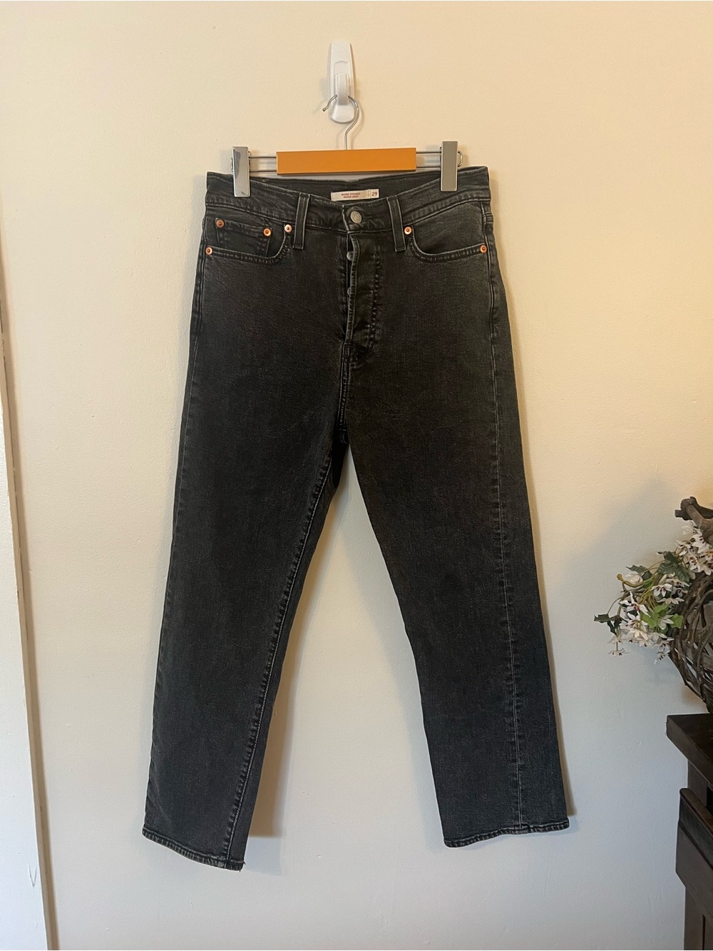Levi’s Wedgie Straight Jeans Size 29 Black Cropped High Rise